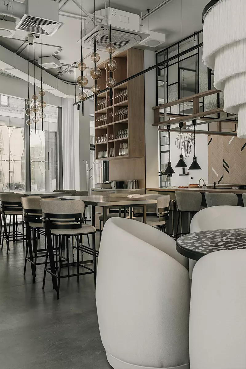 Воздушный интерьер модного гастрономического пространства в Тюмени — проект Анастасии Суховой