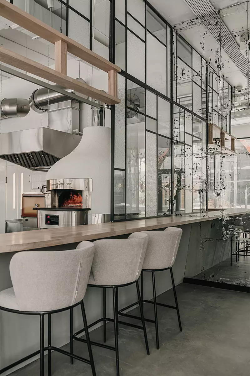 Воздушный интерьер модного гастрономического пространства в Тюмени — проект Анастасии Суховой