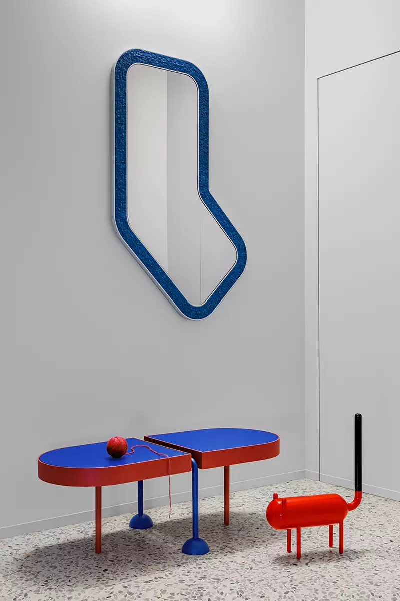 Фреймы, колорблокинг и активные контрасты в ироничном интерьере квартиры — проект Михаила Курносова