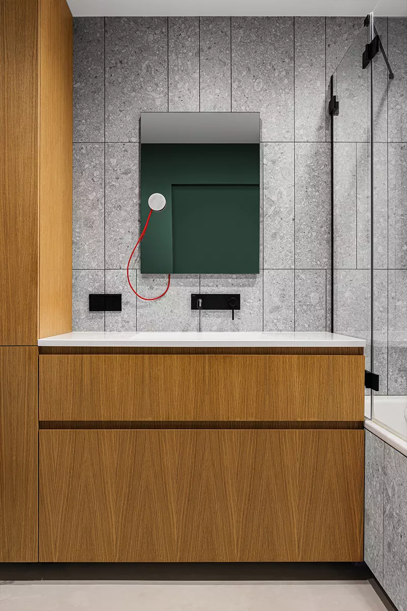 Фреймы, колорблокинг и активные контрасты в ироничном интерьере квартиры — проект Михаила Курносова