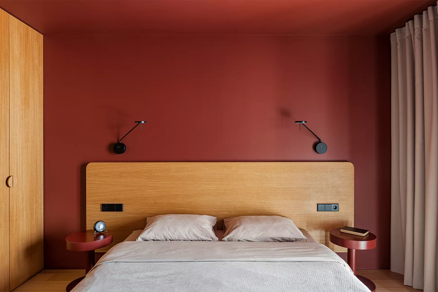 Фреймы, колорблокинг и активные контрасты в ироничном интерьере квартиры — проект Михаила Курносова