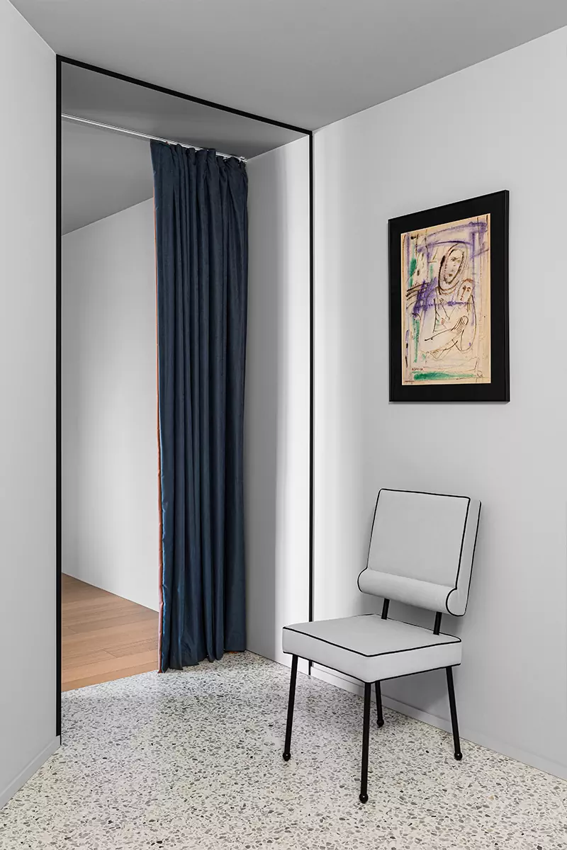 Фреймы, колорблокинг и активные контрасты в ироничном интерьере квартиры — проект Михаила Курносова