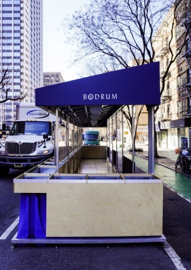 В Нью-Йорке тестируют новые форматы террас при ресторанах и кафе