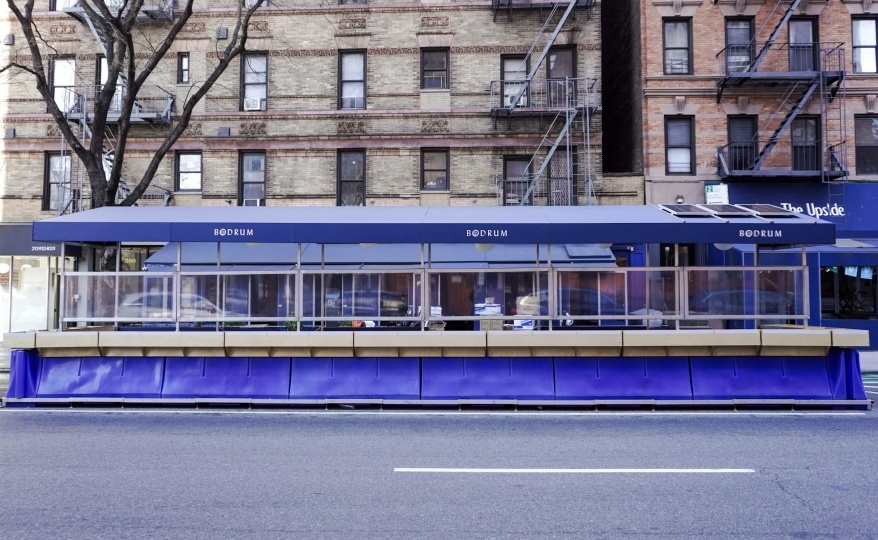 В Нью-Йорке тестируют новые форматы террас при ресторанах и кафе