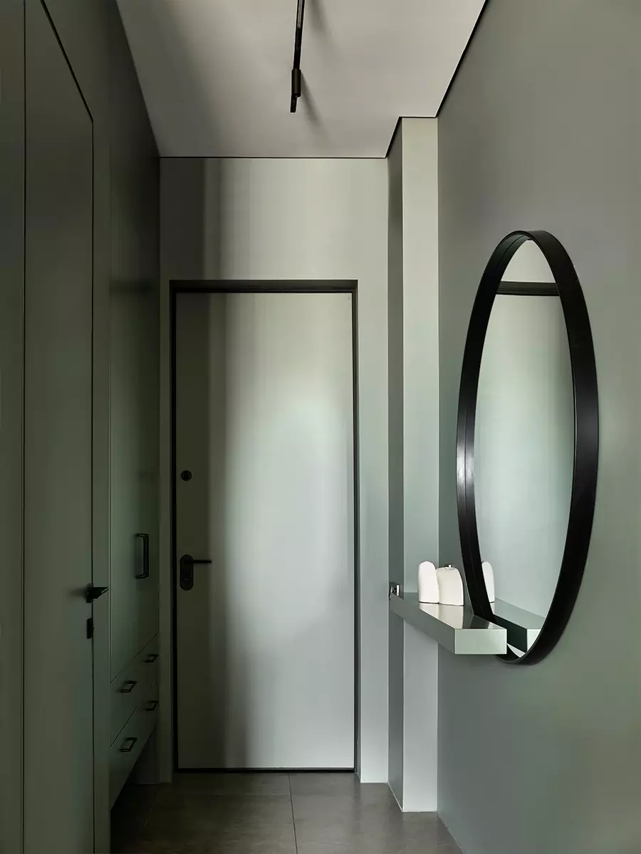 Графичные линии и яркое искусство в интерьере квартиры для взрослого мужчины — проект Дины Дымниковой и Даши Слушаевой