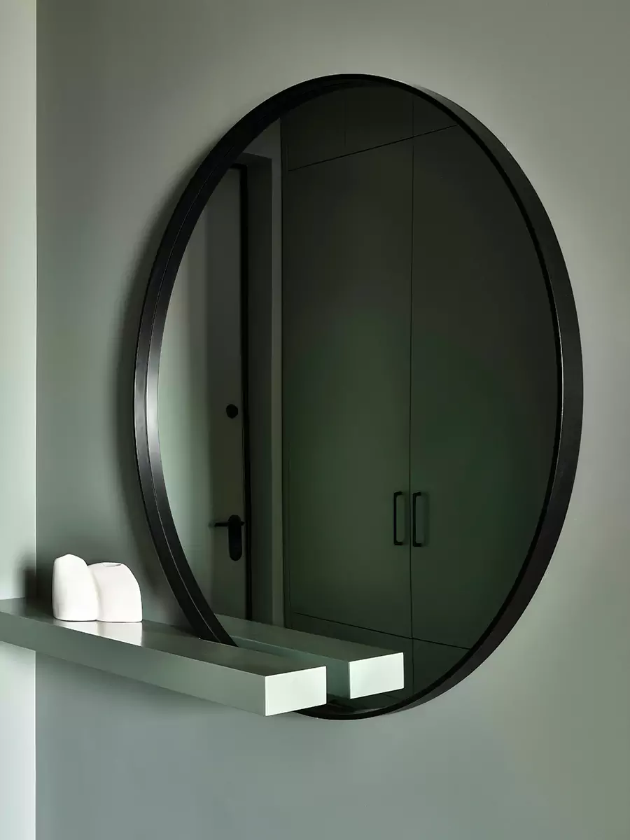 Графичные линии и яркое искусство в интерьере квартиры для взрослого мужчины — проект Дины Дымниковой и Даши Слушаевой