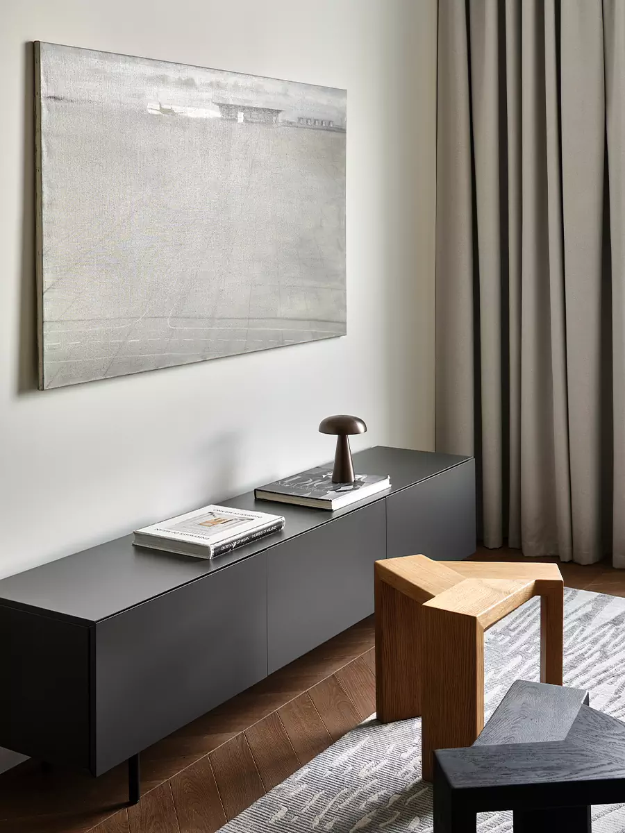 Графичные линии и яркое искусство в интерьере квартиры для взрослого мужчины — проект Дины Дымниковой и Даши Слушаевой