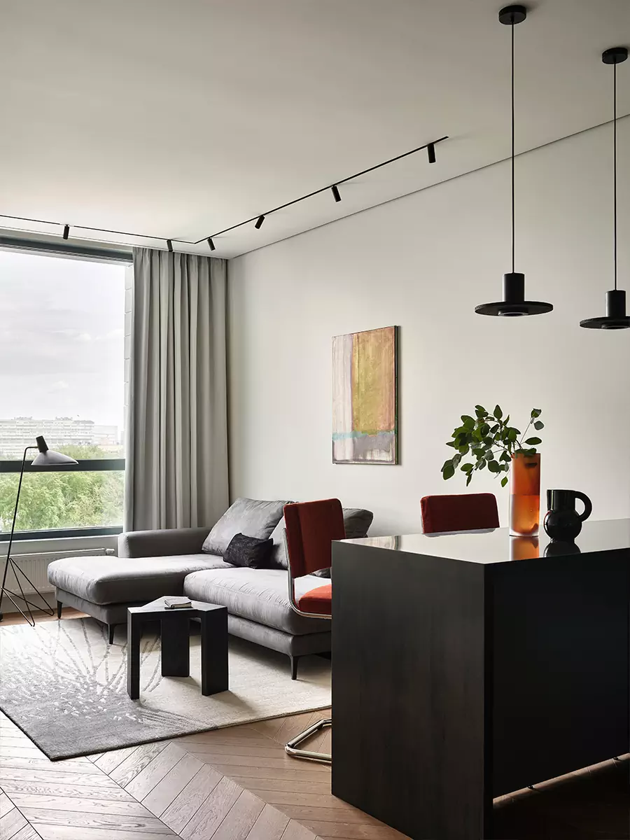 Графичные линии и яркое искусство в интерьере квартиры для взрослого мужчины — проект Дины Дымниковой и Даши Слушаевой