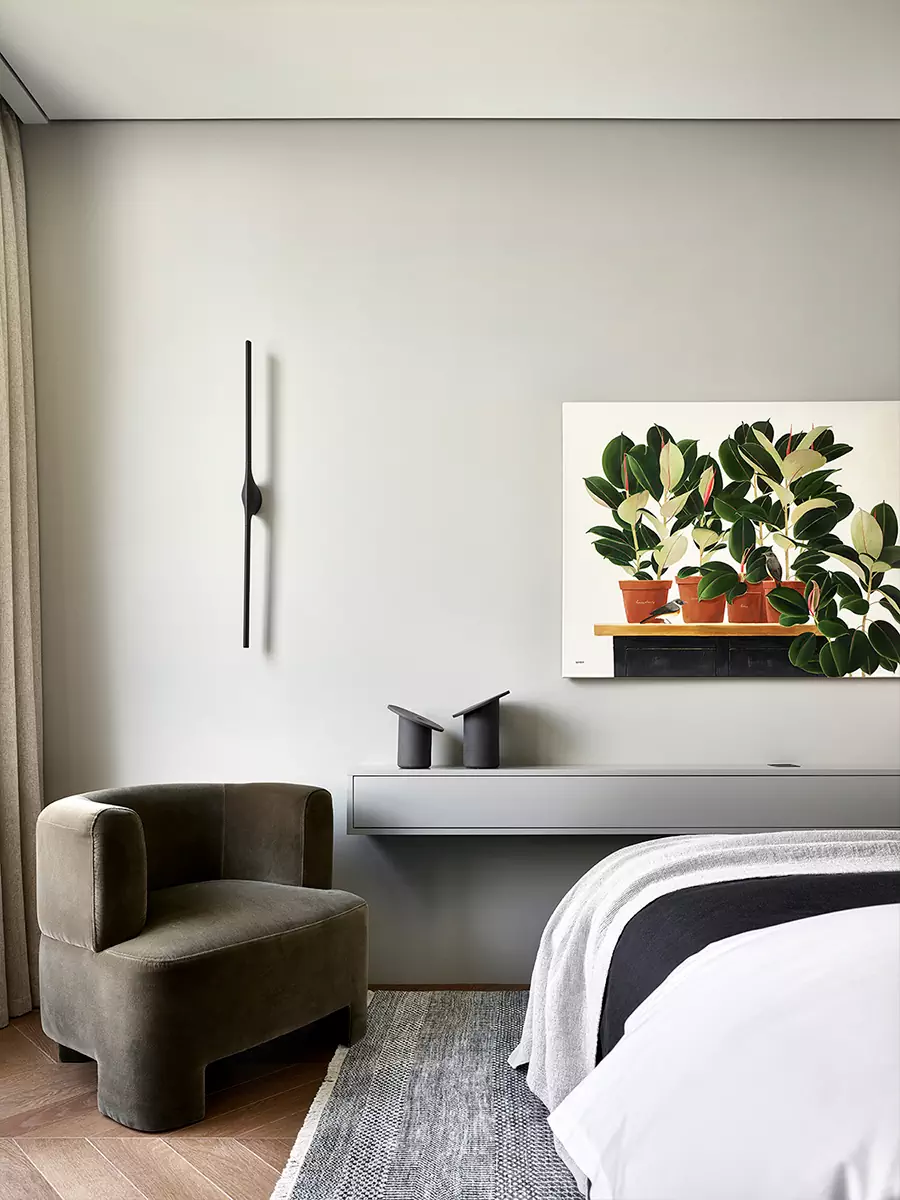 Графичные линии и яркое искусство в интерьере квартиры для взрослого мужчины — проект Дины Дымниковой и Даши Слушаевой