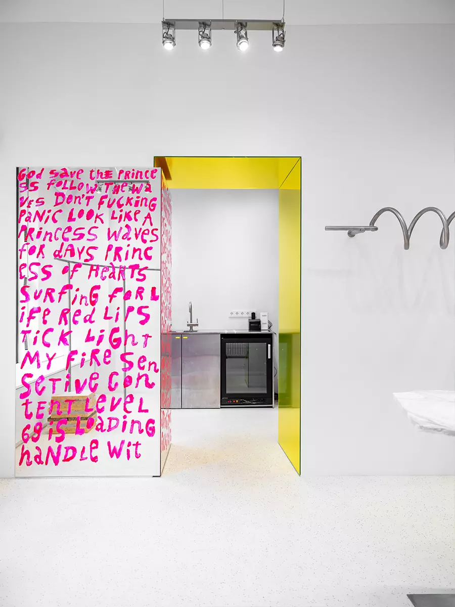 Бунтарский и смелый интерьер шоурума в центре Москвы — проект ROOMDESIGNBURO