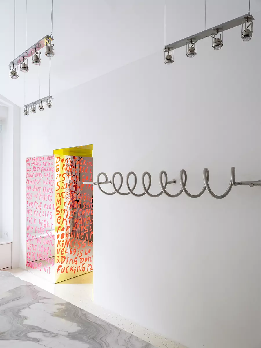 Бунтарский и смелый интерьер шоурума в центре Москвы — проект ROOMDESIGNBURO