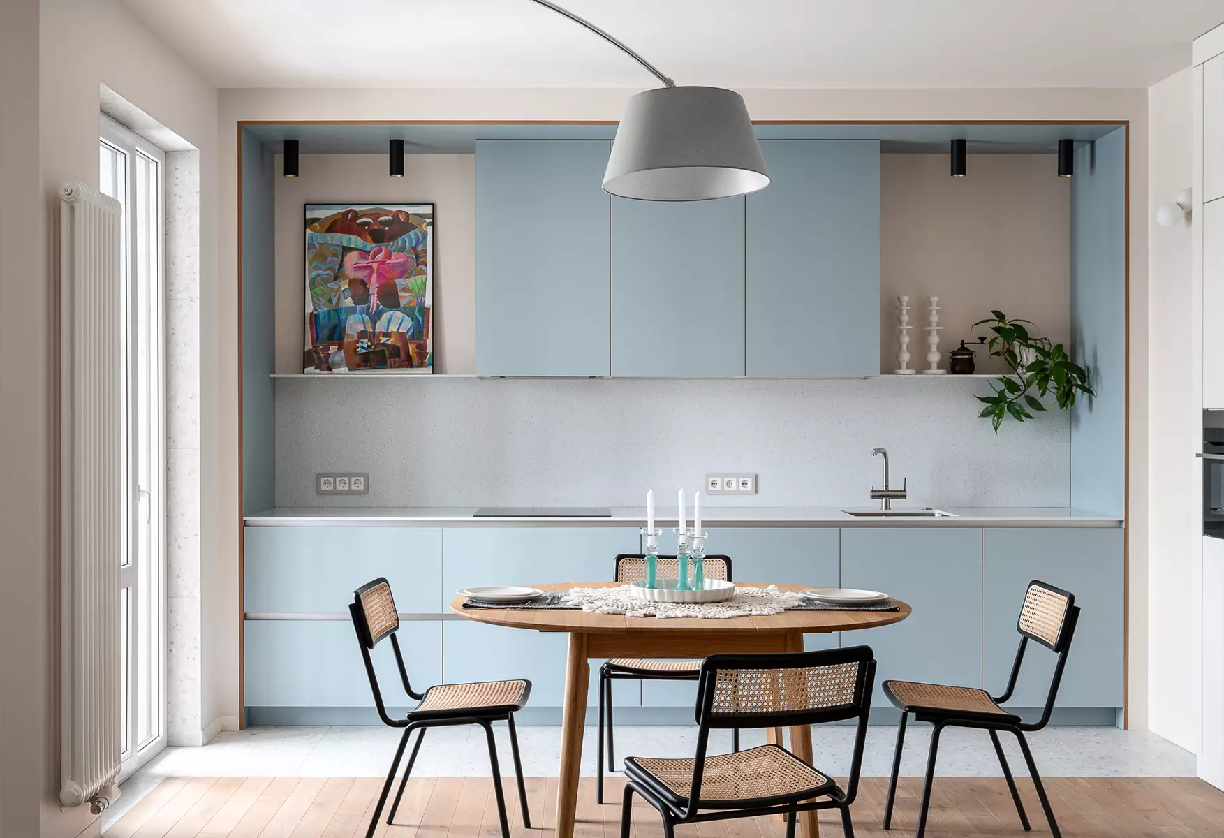 Природные фактуры и небесно-голубые оттенки в интерьере квартиры для молодой семьи — проект Елены Ерашевич