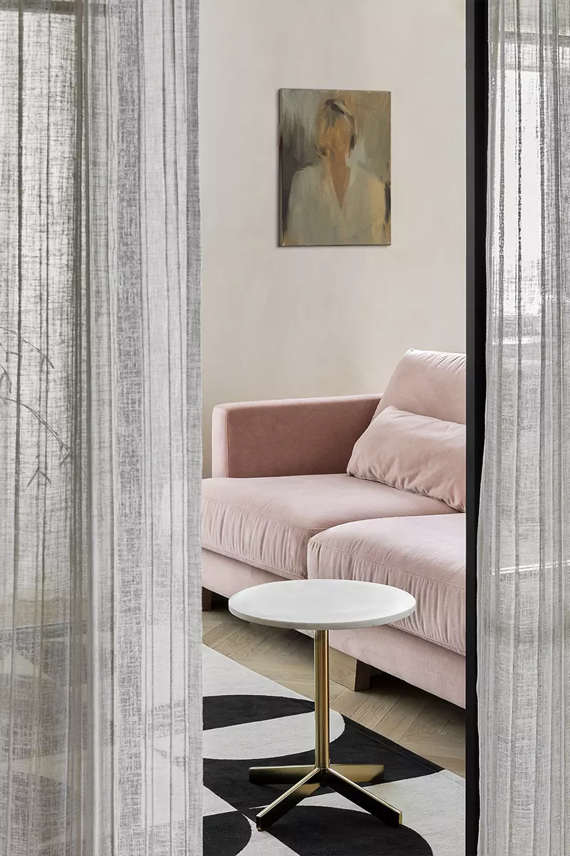 Нарядный интерьер небольшой квартиры для молодой девушки из Перми — проект студии Lebedeva project