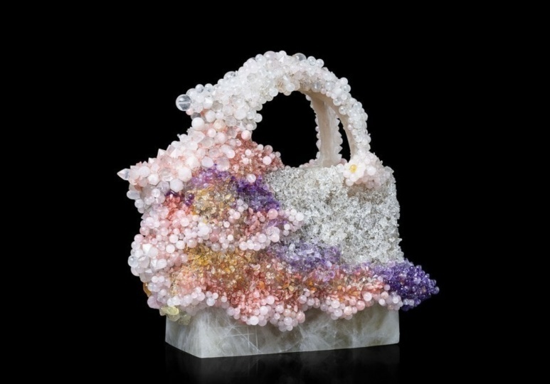 Художница из Вьетнама оформила сумку Lady Dior кристаллами