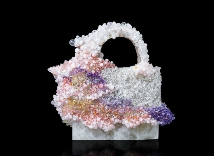 Художница из Вьетнама оформила сумку Lady Dior кристаллами