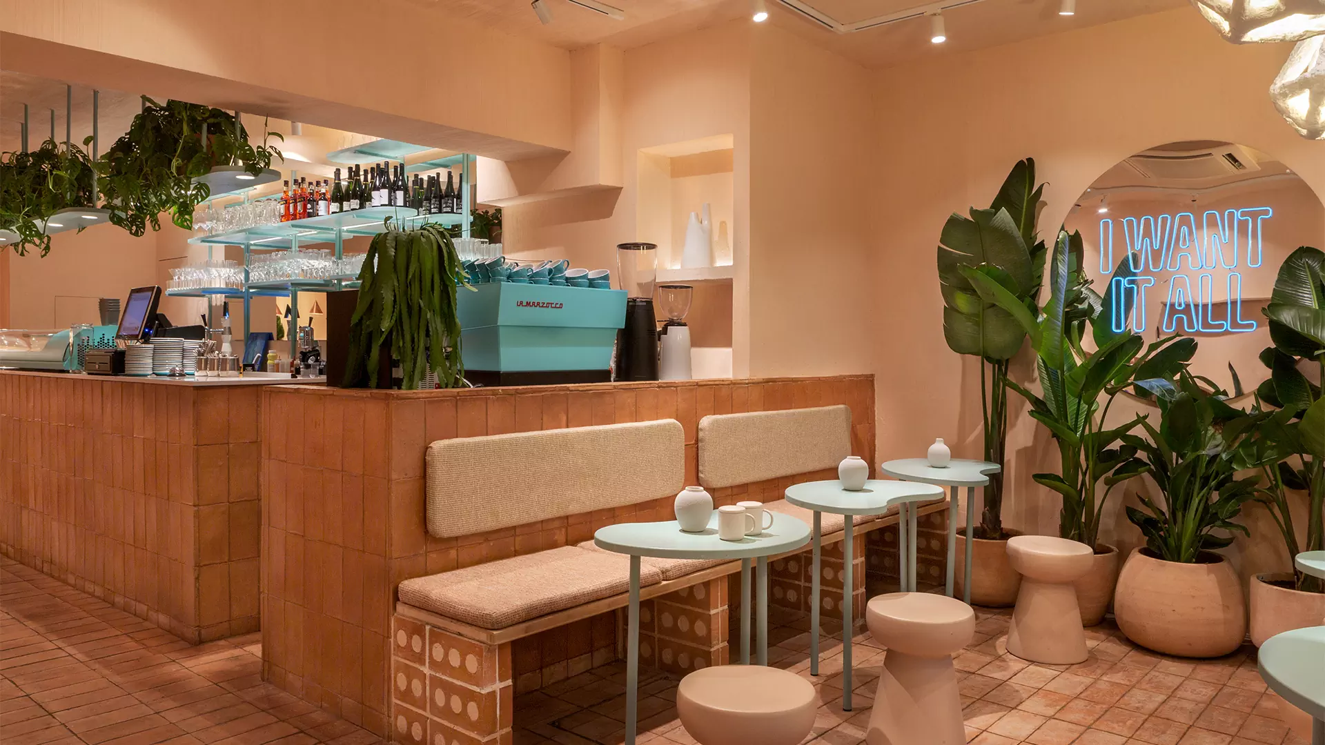 Терракота, авторский свет и живые растения в интерьере кофейни в Барселоне — проект Дарьи Нужной