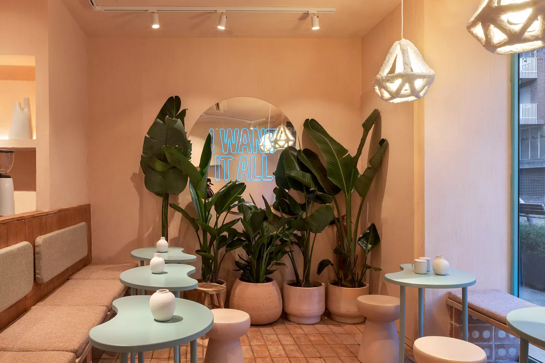 Терракота, авторский свет и живые растения в интерьере кофейни в Барселоне — проект Дарьи Нужной