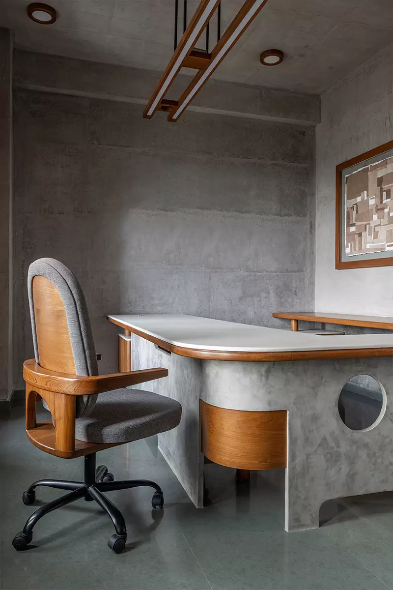 Яркая терракота и строгий бетон в интерьере офиса с индийскими мотивами — проект студии Design ni Dukaan