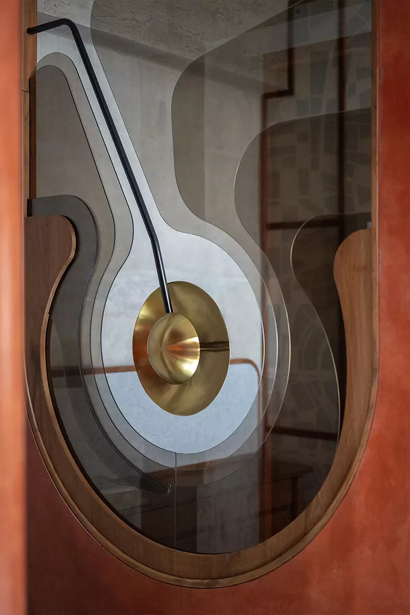 Яркая терракота и строгий бетон в интерьере офиса с индийскими мотивами — проект студии Design ni Dukaan