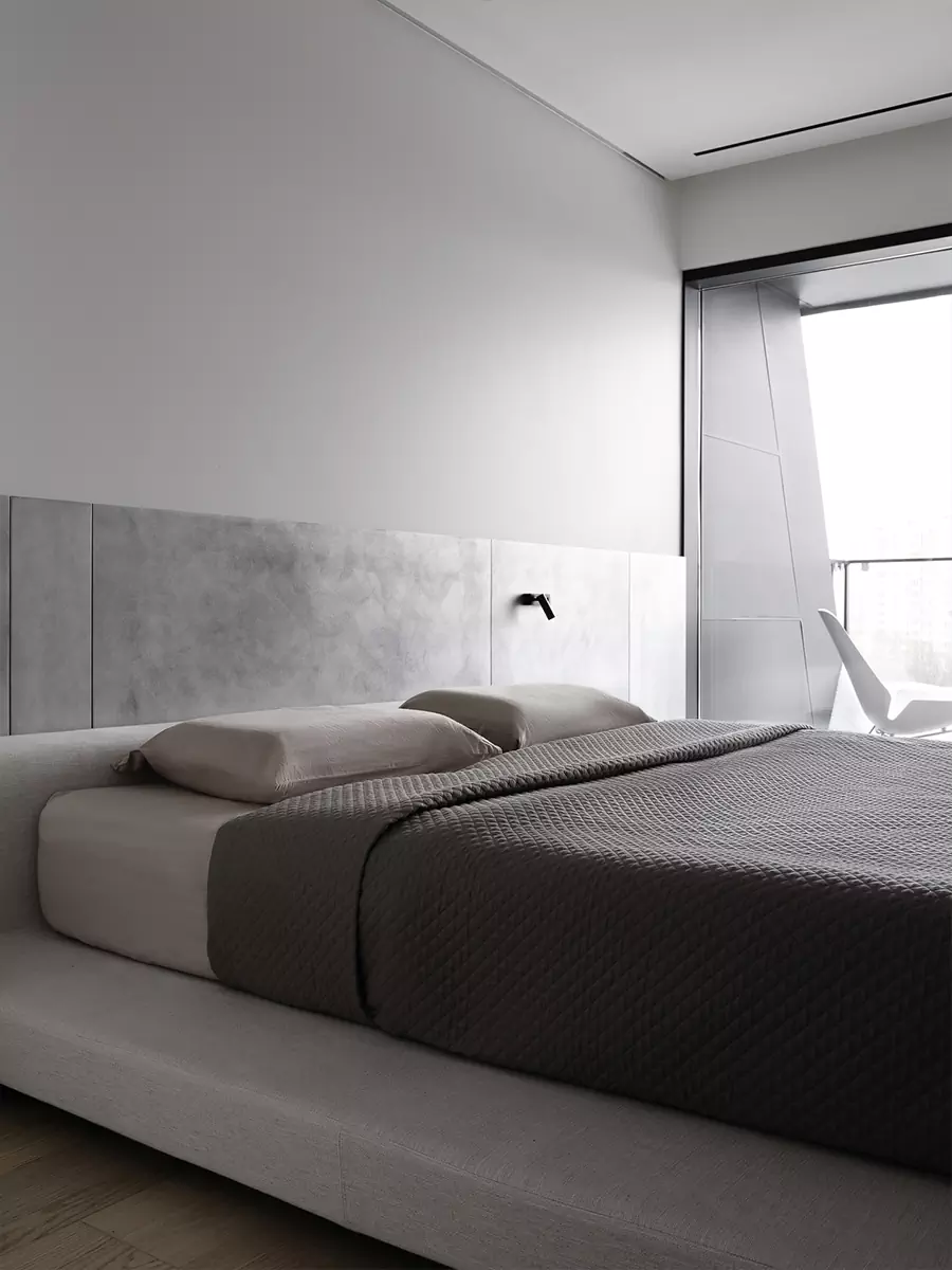 Гармония линий: акцентная лестница в интерьере двухуровневой квартиры – проект студии Hot Walls