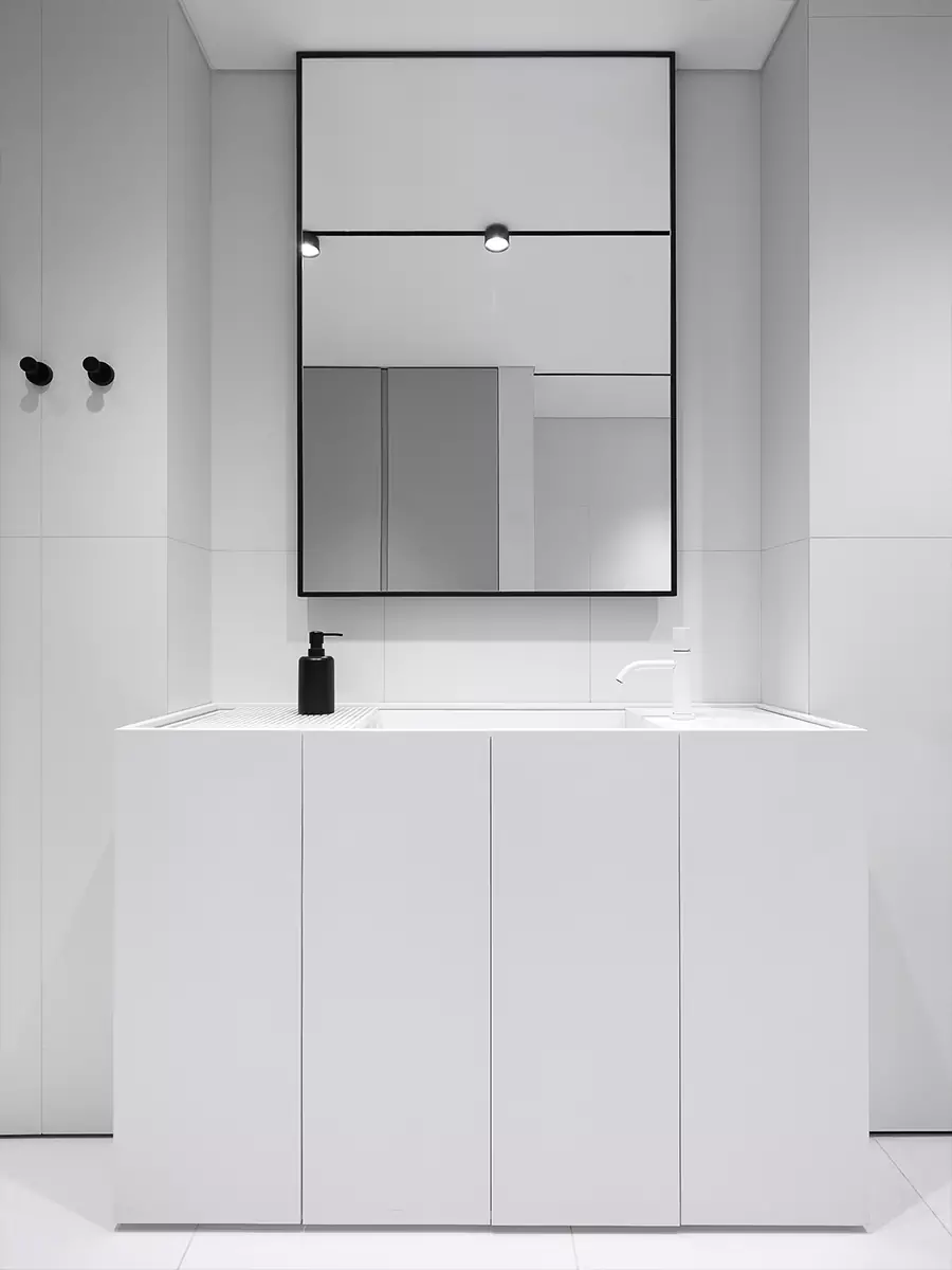 Гармония линий: акцентная лестница в интерьере двухуровневой квартиры – проект студии Hot Walls