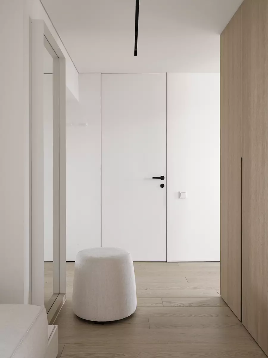 Гармония линий: акцентная лестница в интерьере двухуровневой квартиры – проект студии Hot Walls