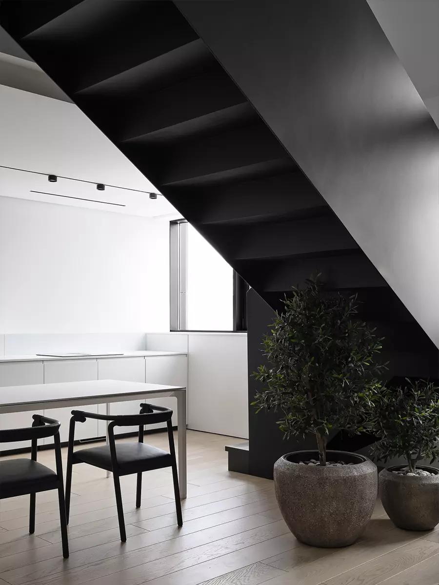 Гармония линий: акцентная лестница в интерьере двухуровневой квартиры – проект студии Hot Walls