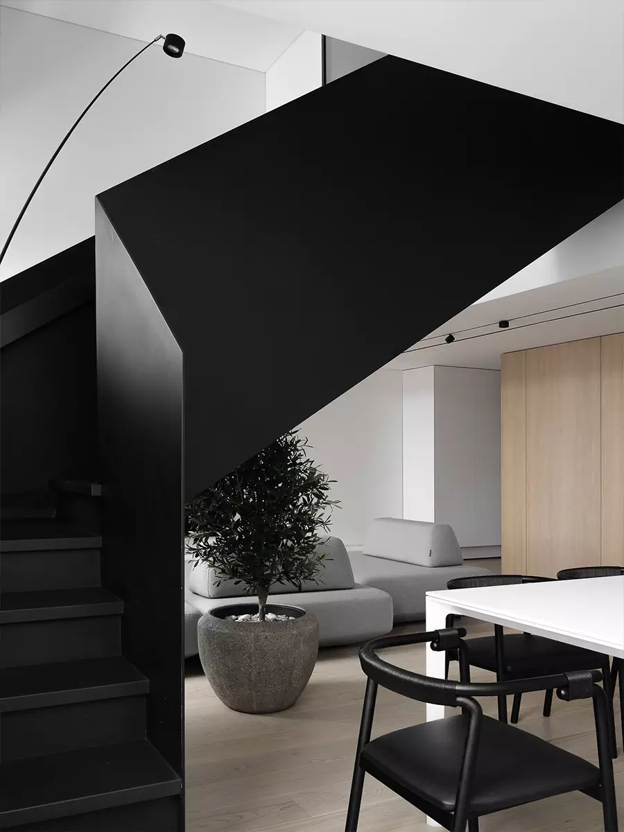 Гармония линий: акцентная лестница в интерьере двухуровневой квартиры – проект студии Hot Walls