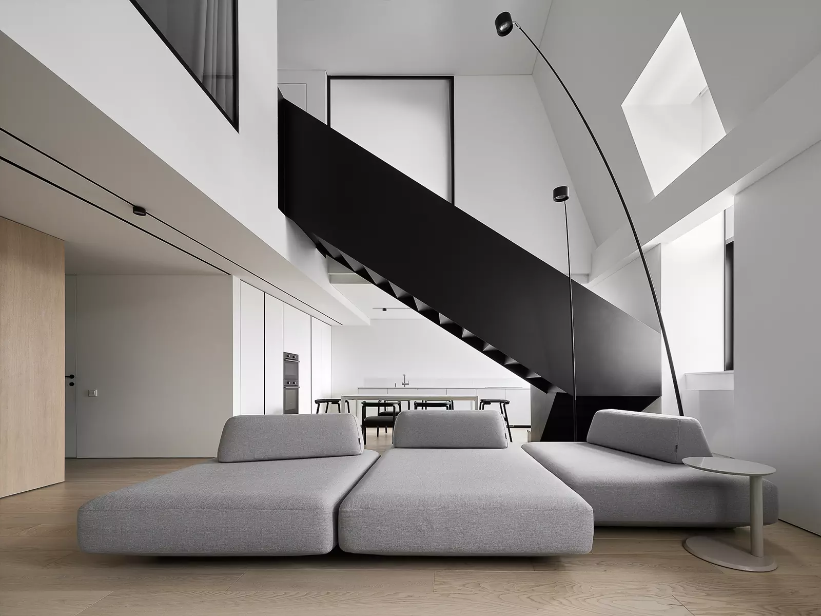 Гармония линий: акцентная лестница в интерьере двухуровневой квартиры – проект студии Hot Walls