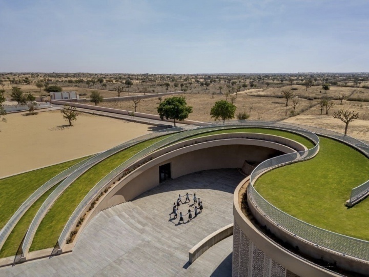 Спиралевидный общественный центр в Раджастане по проекту Sanjay Puri Architects