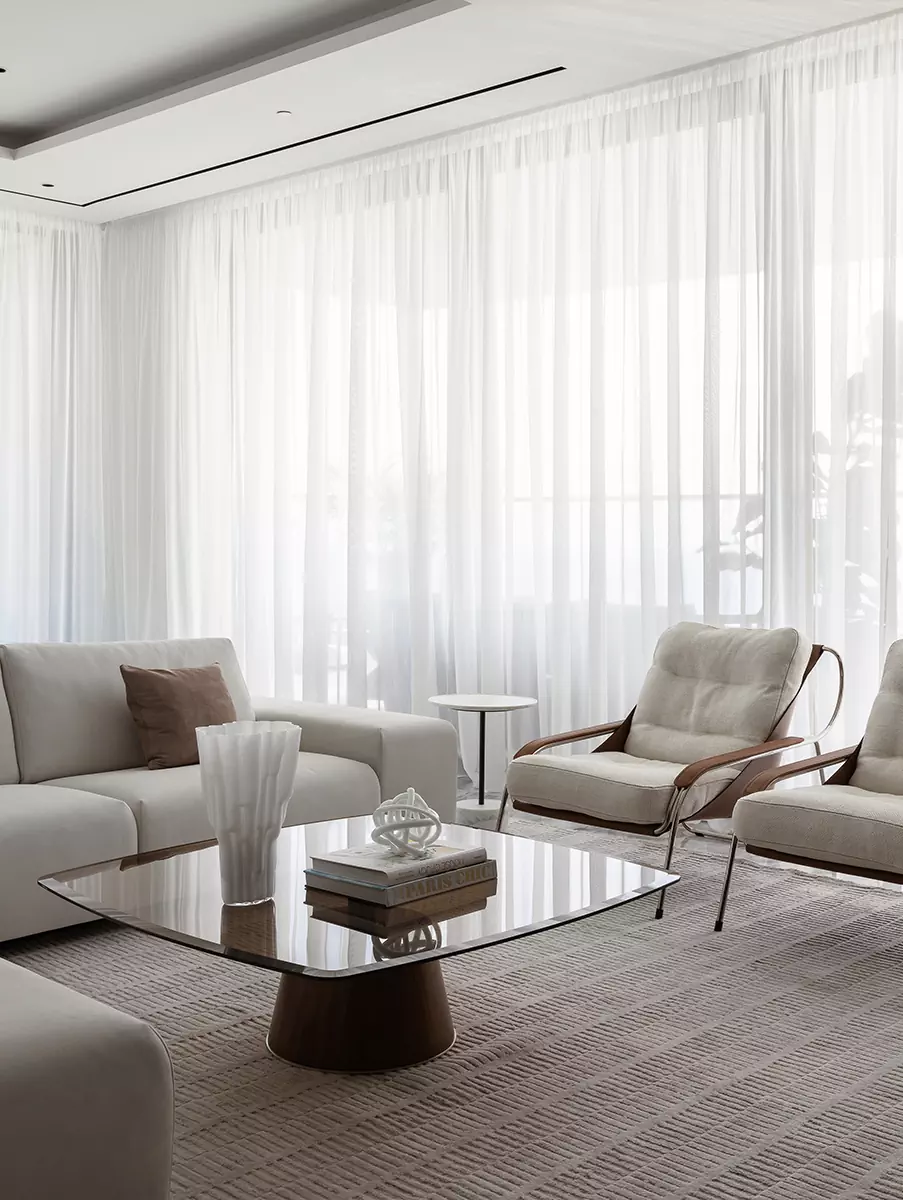 Панорамные окна и контрастные решения в респектабельном интерьере апартаментов в Лимассоле — проект Наталии Ленинцевой и Юлии Очкал