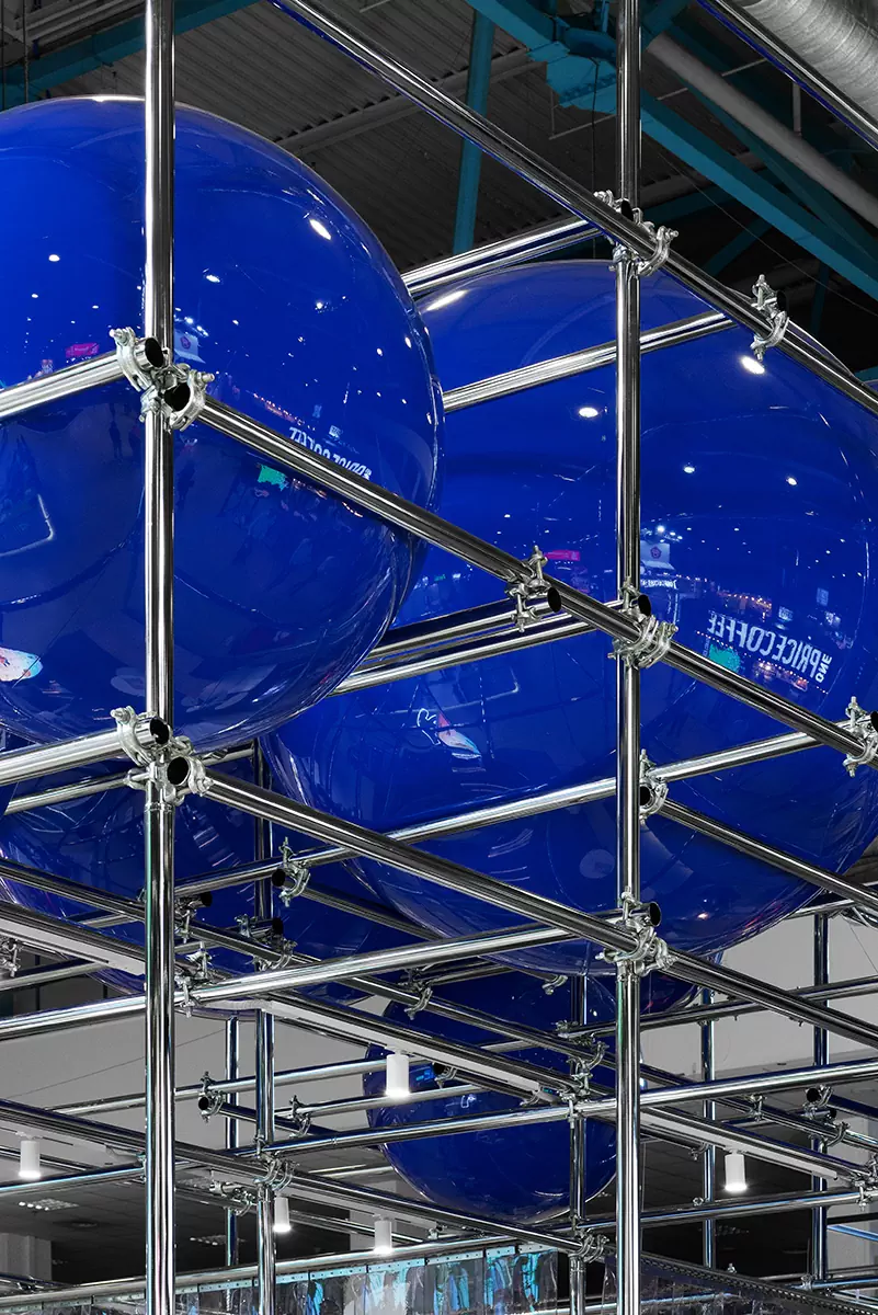 Сталь и легкость облаков в интерьере мобильного поп-ап корнера кофейни PIMS — проект KIDZ