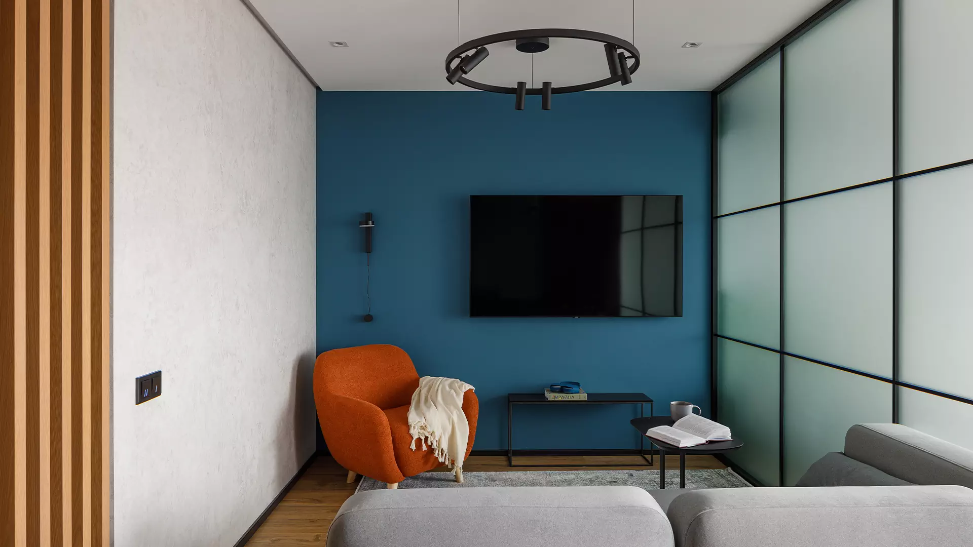 Многофункциональный интерьер городской квартиры в синих тонах — проект ARH Studio