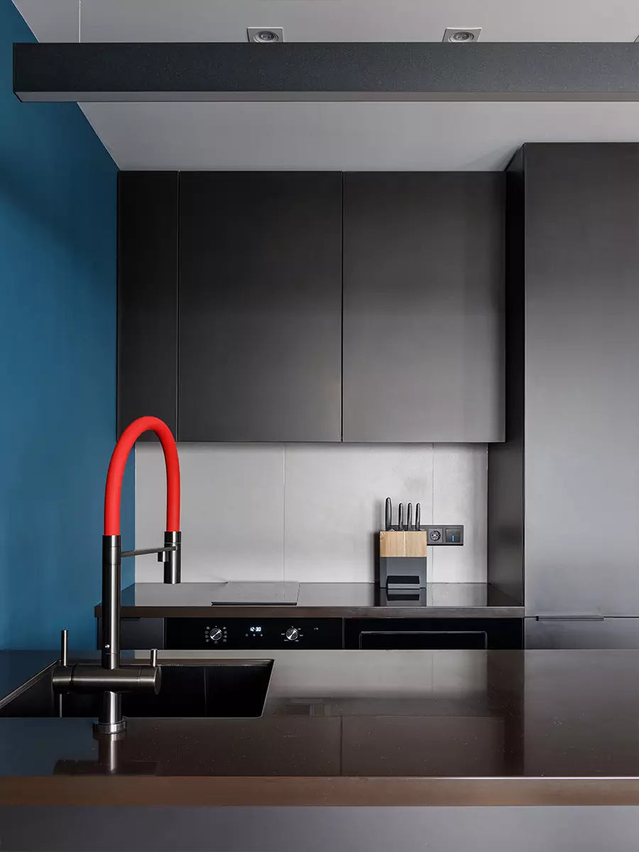 Многофункциональный интерьер городской квартиры в синих тонах — проект ARH Studio