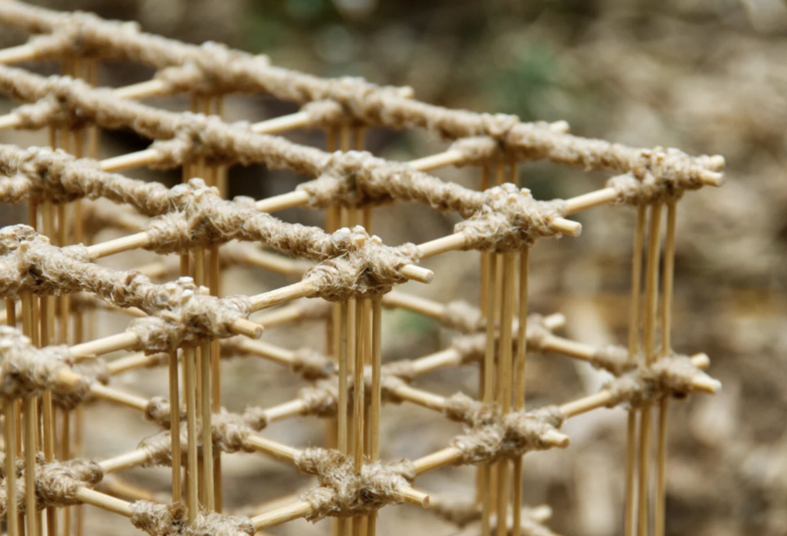 Дизайнер сделал табурет из бамбука и пеньковых шнуров