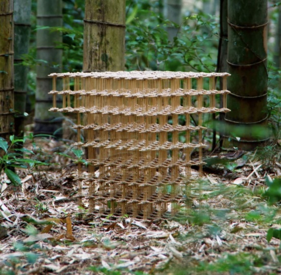 Дизайнер сделал табурет из бамбука и пеньковых шнуров