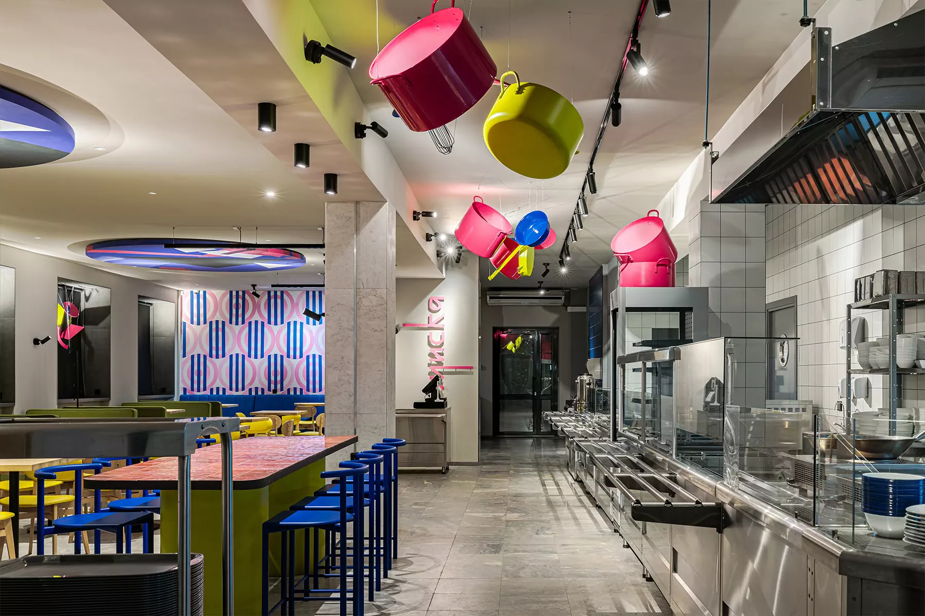 Интерьер студенческого кафе с отсылками к русскому супрематизму — проект Евгении Вылегжаниной