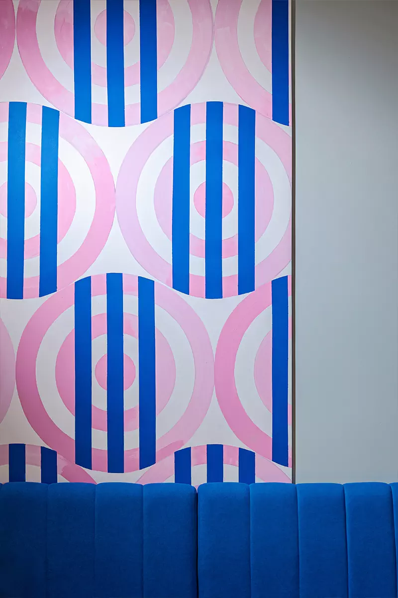 Интерьер студенческого кафе с отсылками к русскому супрематизму — проект Евгении Вылегжаниной