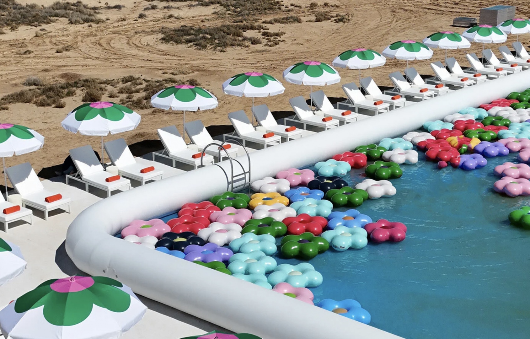 В пустыне Невады появился гигантский надувной бассейн