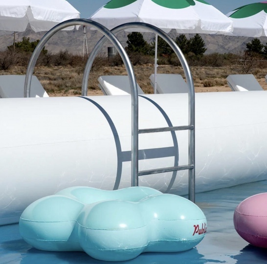 В пустыне Невады появился гигантский надувной бассейн