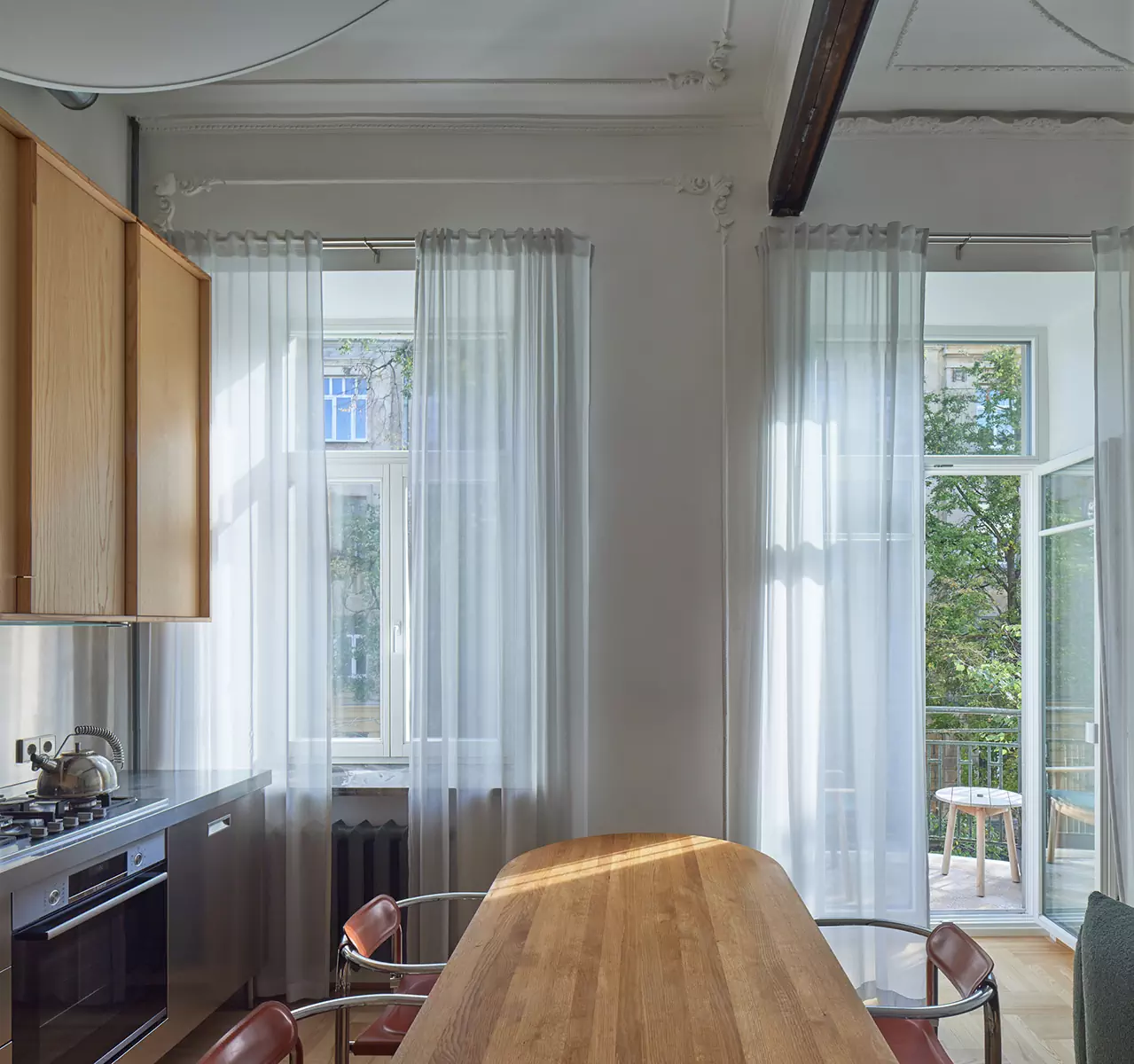 Исторические отсылки и искусство в интерьере литовской квартиры — проект студии Plazma Architecture