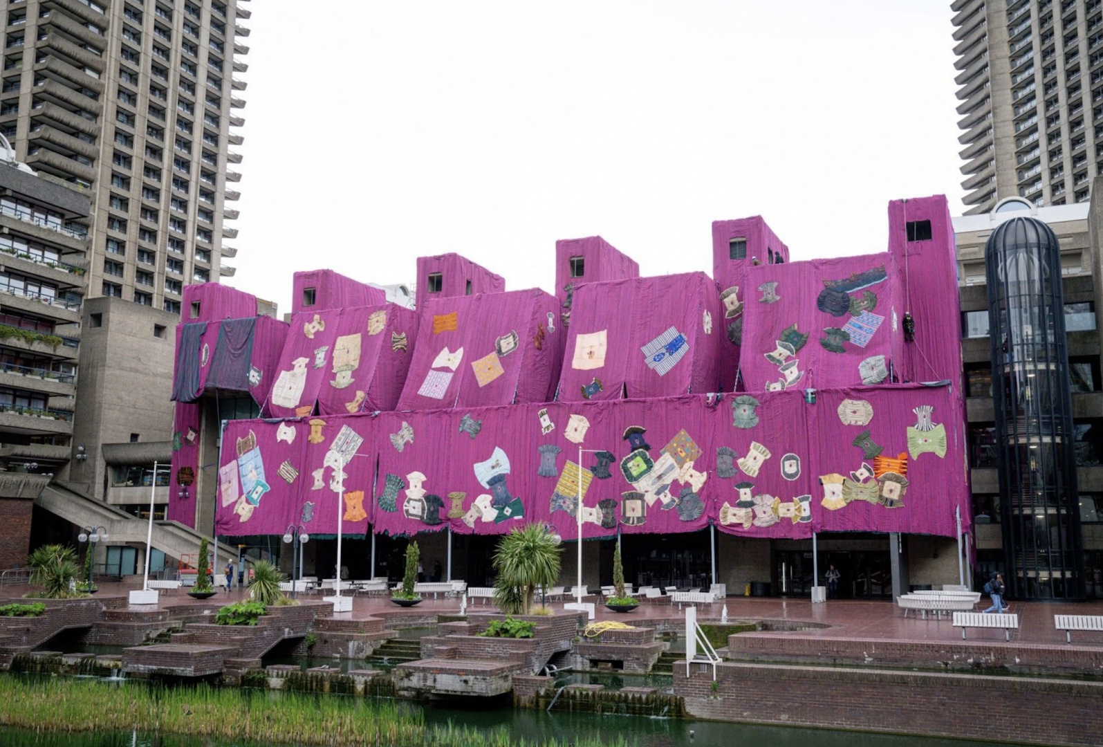 Яркая инсталляция Ибрагима Махамы украсила фасад Барбикана