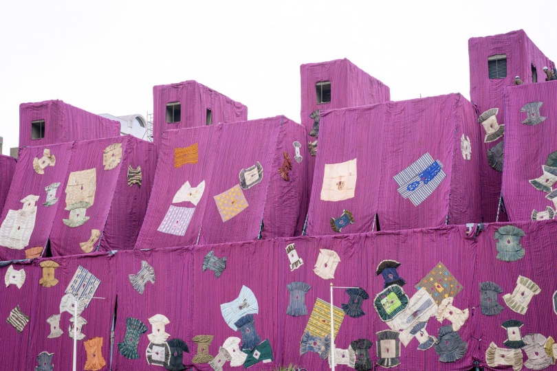 Яркая инсталляция Ибрагима Махамы украсила фасад Барбикана