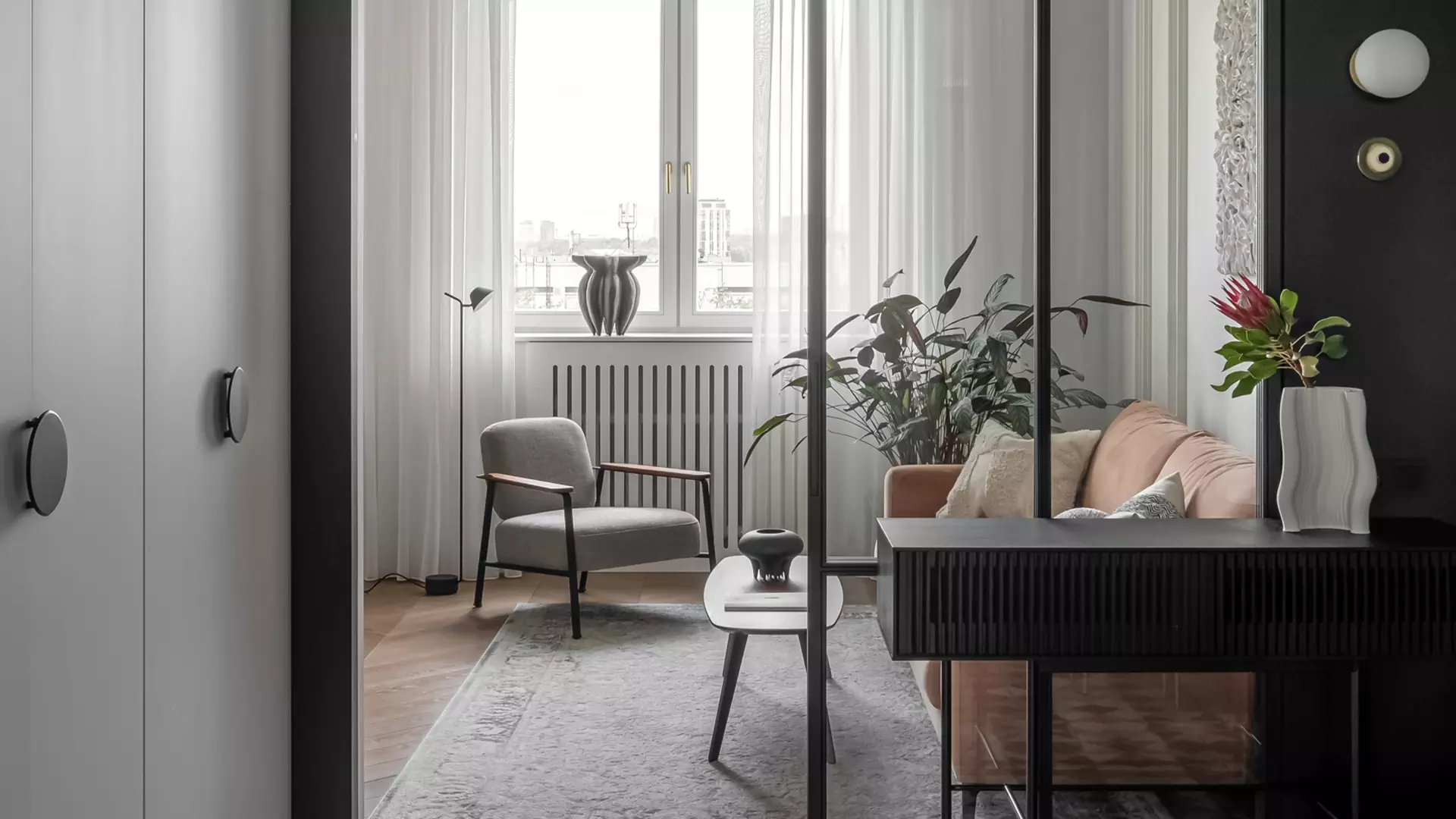 Черно-белые контрасты в интерьере квартиры на Кутузовском проспекте — проект студии ARDdesign