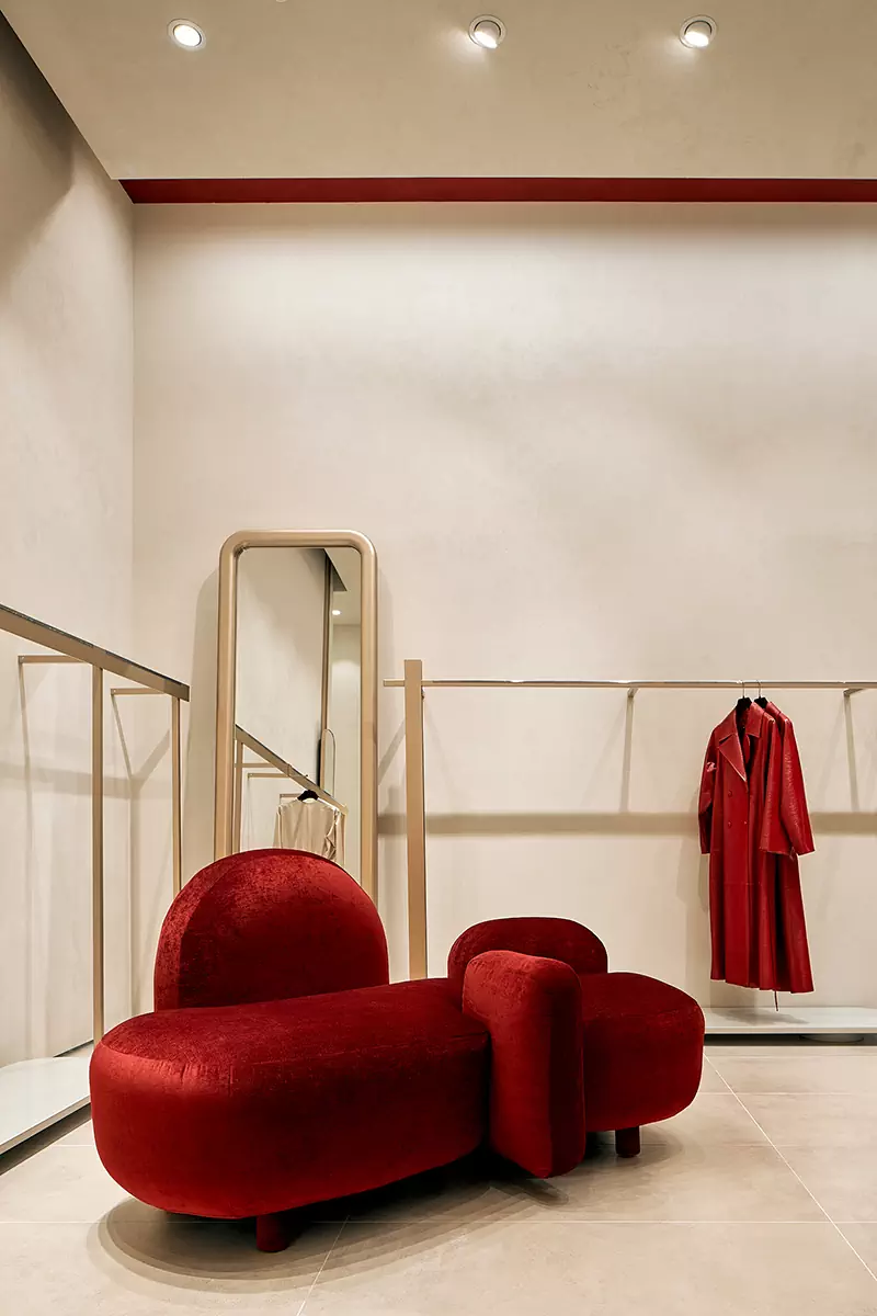 Женственные формы и яркий красный в интерьере московского шоурума — проект бюро Синица