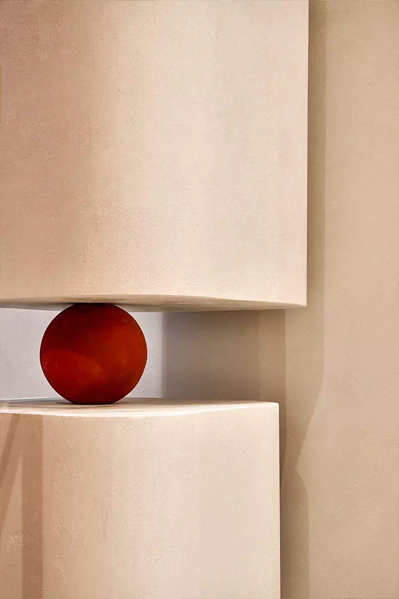 Женственные формы и яркий красный в интерьере московского шоурума — проект бюро Синица