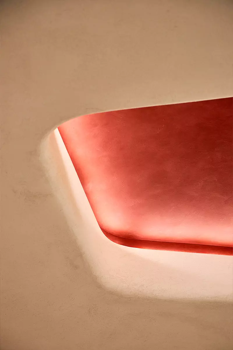 Женственные формы и яркий красный в интерьере московского шоурума — проект бюро Синица