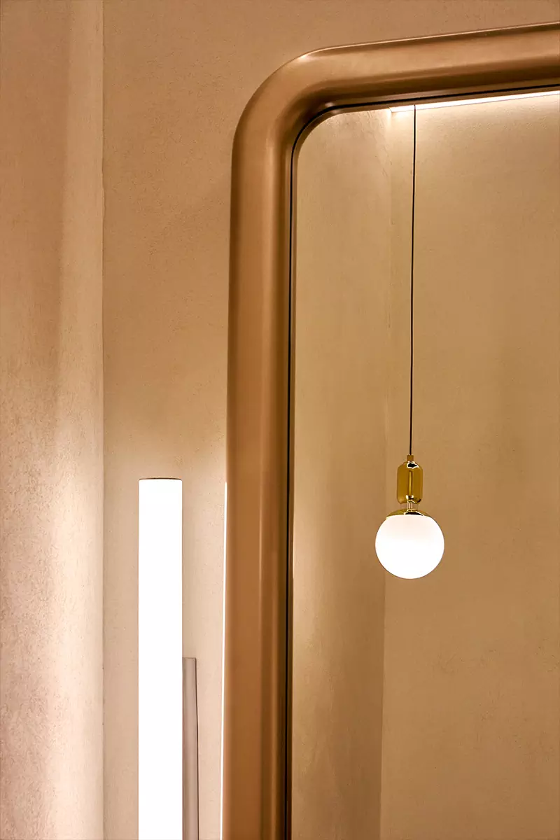 Женственные формы и яркий красный в интерьере московского шоурума — проект бюро Синица