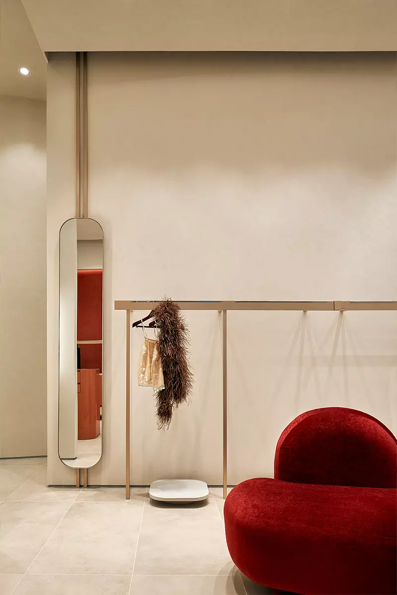 Женственные формы и яркий красный в интерьере московского шоурума — проект бюро Синица