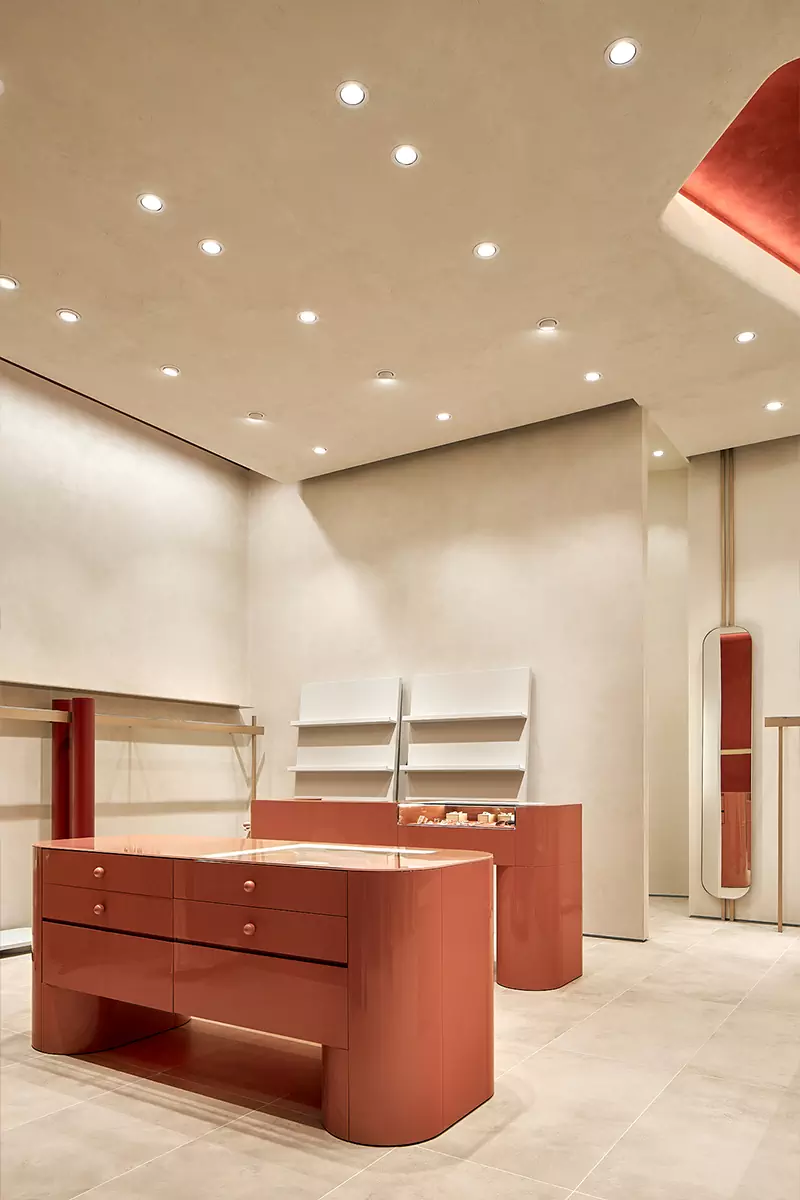 Женственные формы и яркий красный в интерьере московского шоурума — проект бюро Синица